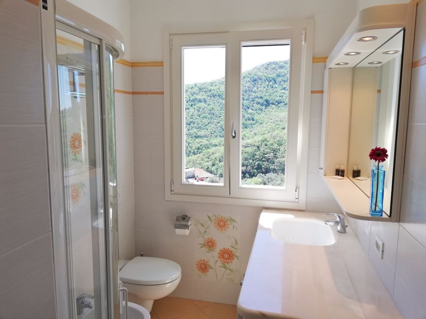 Bathroom image: shower, washing machine in Il Mulino a Vento
