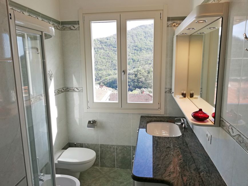 Bathroom image: shower, washing machine in Il Pescatore