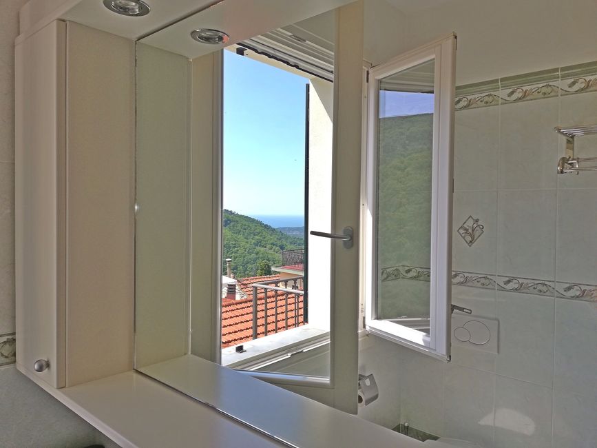 Bathroom image: shower, washing machine in Il Pescatore