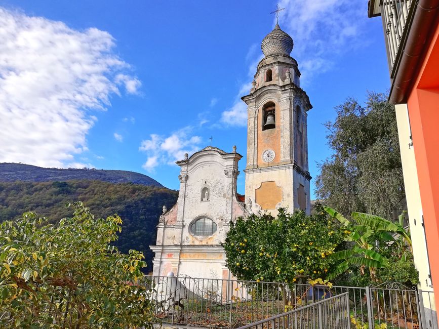 Immagine del vialetto Il Cavaliere vista Chiesa