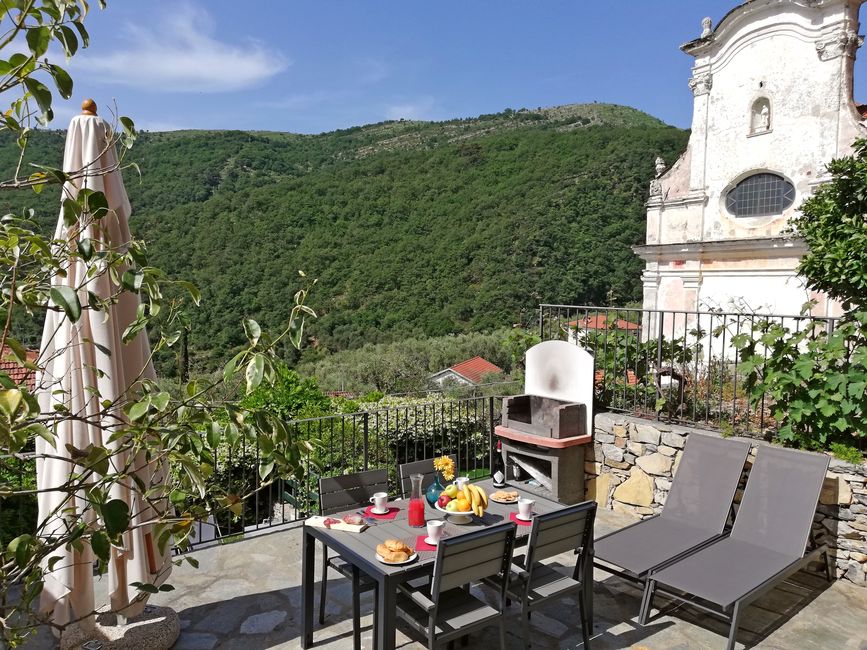 Il Cavaliere terrace image: BBQ, umbrella, Church view