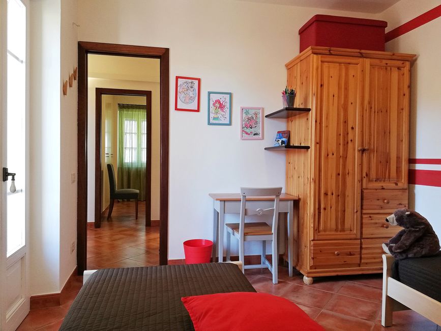 Image of the children bedroom with desk in La Ginestra