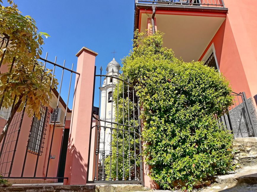 Image: entrance of La Ginestra yard, Casa Rosa first floor