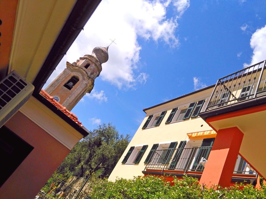 Immagine ingresso cortile La Ginestra, piano primo Casa Rosa