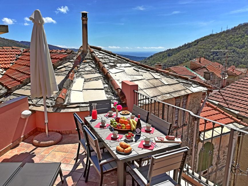 Immagine terrazza La Ginestra: ombrellone, spicchio vista mare