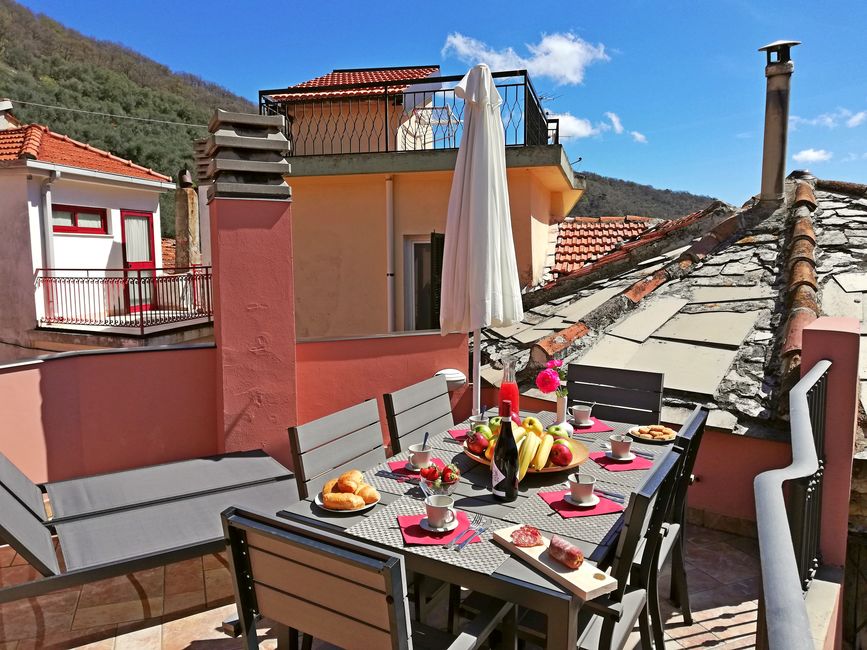 La Ginestra terrace image: umbrella, sea corner view