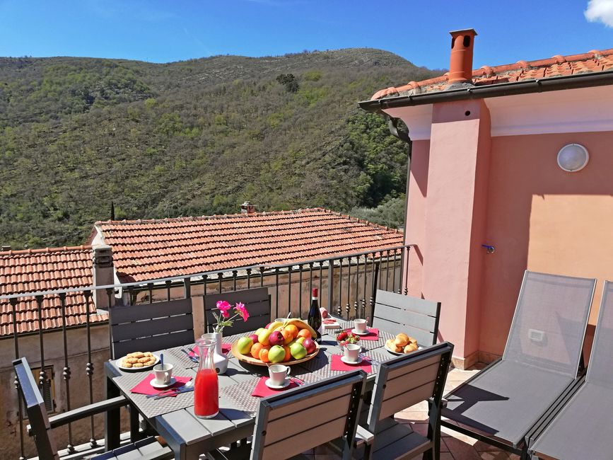 Immagine terrazza La Ginestra: ombrellone, spicchio vista mare