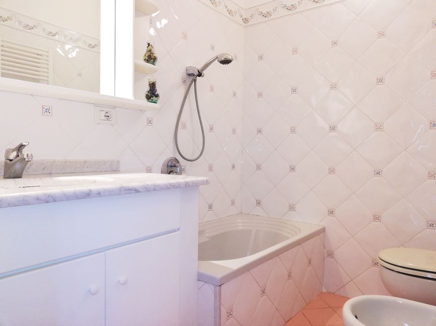 La Bottega del Fabbro bathroom image: bath, washing machine