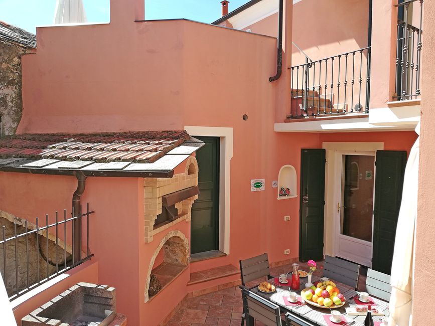 La Bottega del Fabbro terrace image: BBQ, oven, umbrella